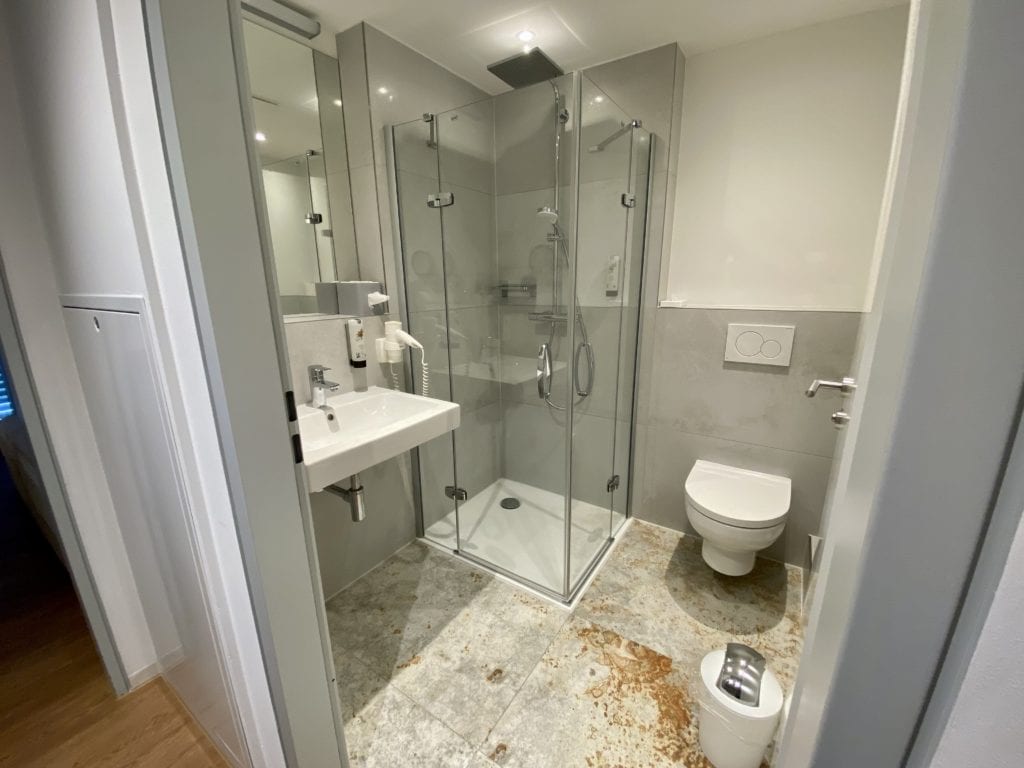 Bathroom Room 108 Hotel Garni